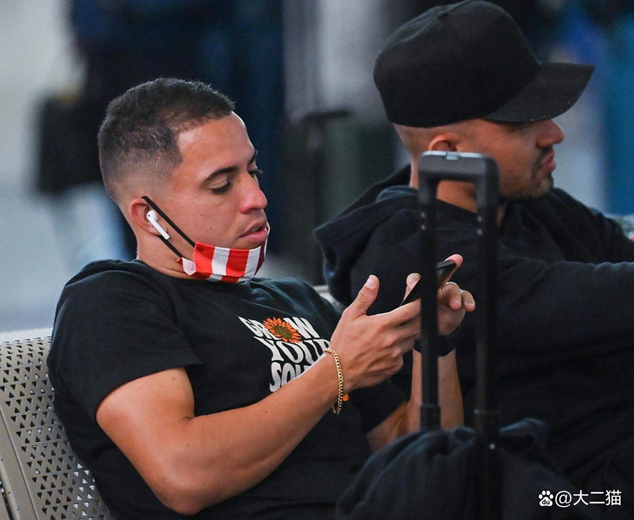 关于费耶诺德窗口期再遭质疑成都蓉城刷新队史纪录备战英超，网友：风云突变巴塞罗那赛后更衣室发声的信息